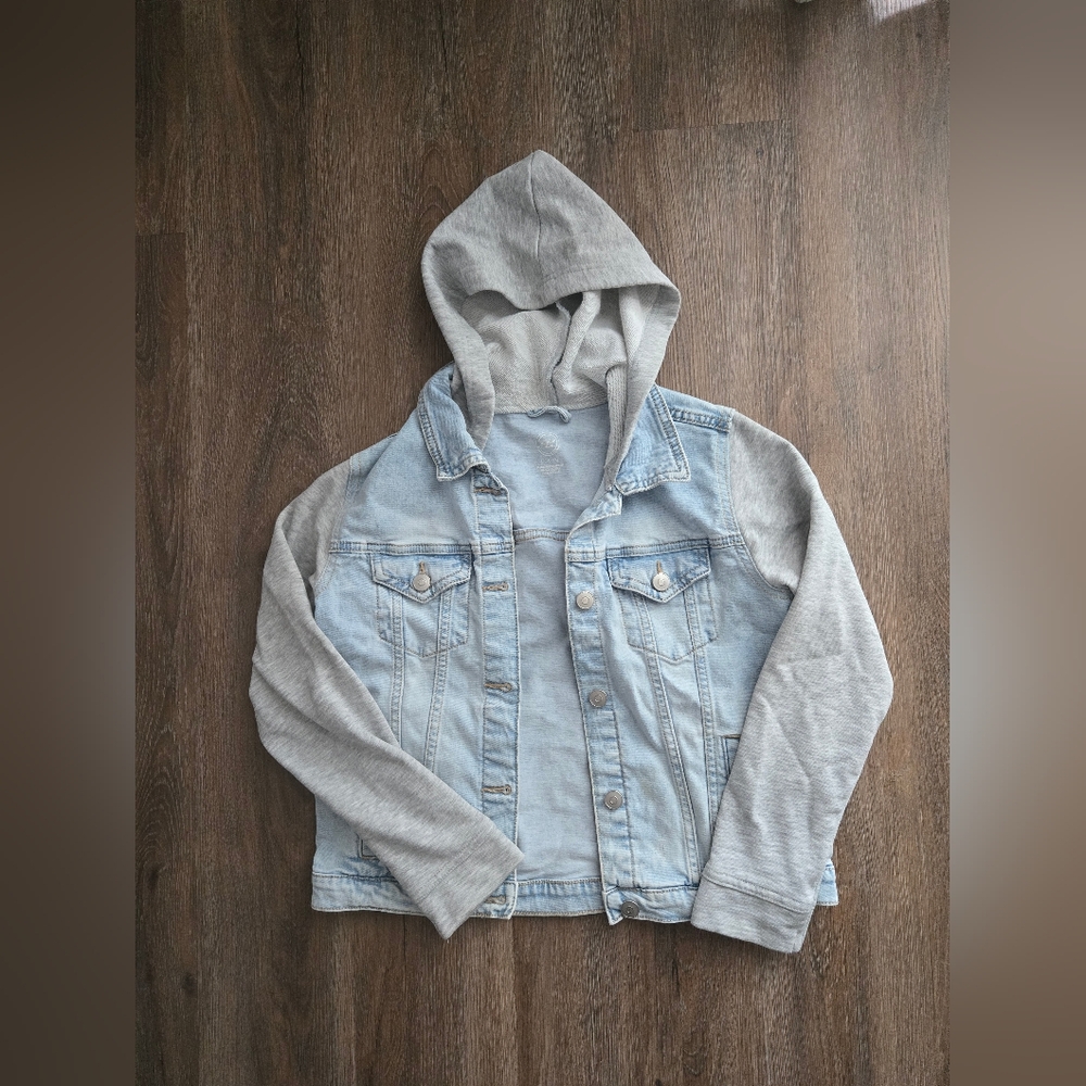 GUC Girls Light Blue Denim Jacket with Gray Sleeves Size Large